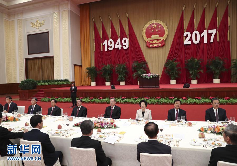 9月28日，全國政協(xié)辦公廳、中共中央統(tǒng)戰(zhàn)部、國務(wù)院僑辦、國務(wù)院港澳辦、國務(wù)院臺(tái)辦在北京人民大會(huì)堂聯(lián)合舉行國慶招待會(huì)。中共中央政治局常委、全國政協(xié)主席俞正聲與2800多名港澳臺(tái)僑各界代表歡聚一堂，慶祝中華人民共和國成立68周年。這是俞正聲在招待會(huì)上致辭。新華社記者 龐興雷 攝