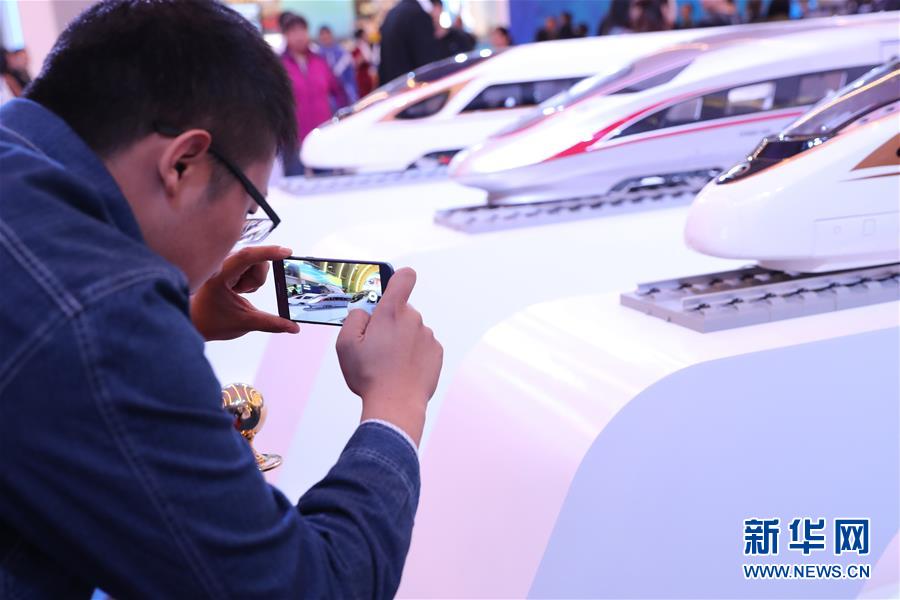 （十九大時(shí)光&middot;圖文互動(dòng)）（2）向著夢想，奮進(jìn)！&mdash;&mdash;來自&ldquo;砥礪奮進(jìn)的五年&rdquo;大型成就展現(xiàn)場的報(bào)道 