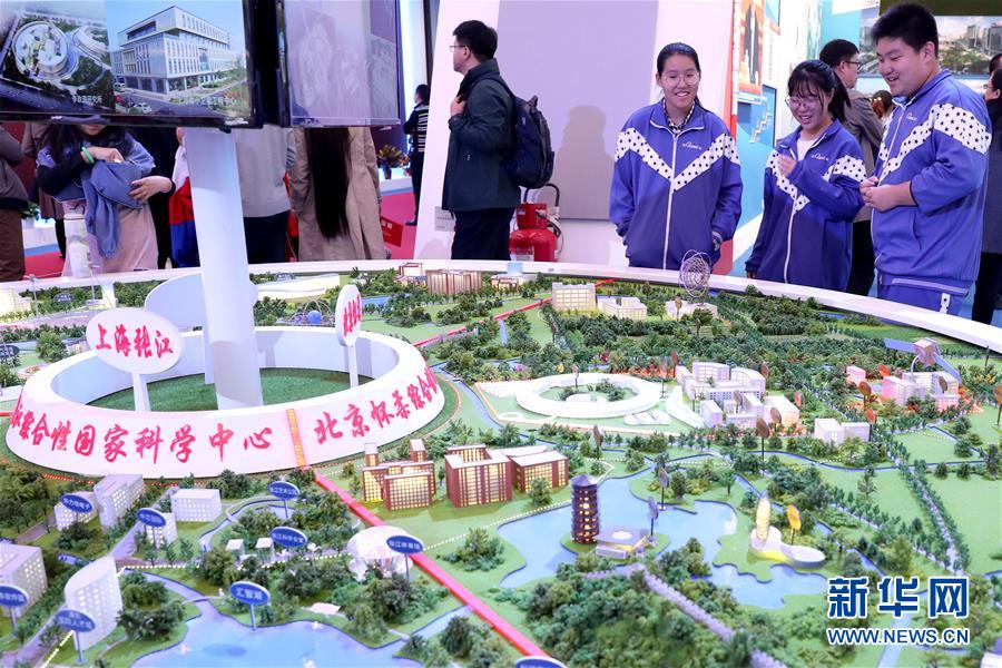 （十九大時(shí)光&middot;圖文互動(dòng)）（4）向著夢想，奮進(jìn)！&mdash;&mdash;來自&ldquo;砥礪奮進(jìn)的五年&rdquo;大型成就展現(xiàn)場的報(bào)道 