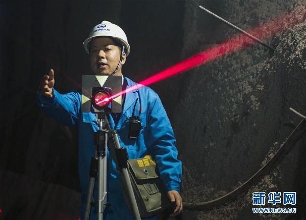 （十九大代表風(fēng)采&middot;圖文互動(dòng)）（1）白芝勇：用點(diǎn)線繪就&ldquo;測量人生&rdquo;