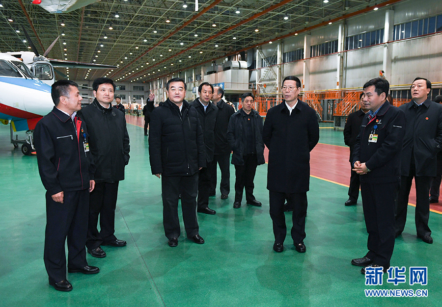 11月14日至15日，國務(wù)院副總理張高麗在黑龍江調(diào)研。這是11月14日，張高麗到哈爾濱飛機工業(yè)集團(tuán)有限責(zé)任公司了解國有老企業(yè)轉(zhuǎn)型升級情況。 新華社記者 高潔 攝