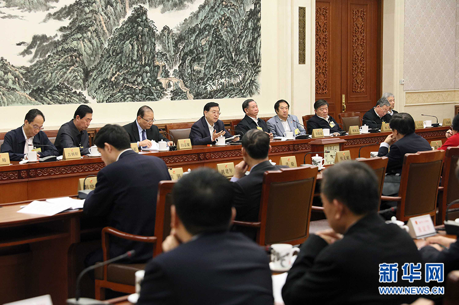 12月23日，十二屆全國人大常委會第三十一次會議舉行分組會議，審議監(jiān)察法草案二次審議稿等。張德江委員長參加審議。 新華社記者劉衛(wèi)兵攝