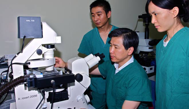 成功實(shí)施西南地區(qū)首例試管嬰兒手術(shù)。