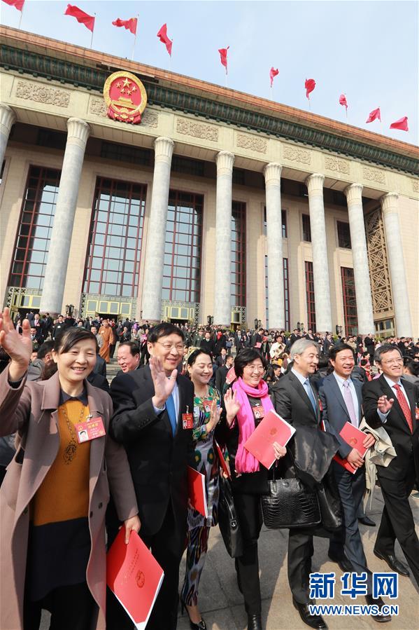 （兩會(huì)&middot;人大閉幕）（16）十二屆全國(guó)人大五次會(huì)議在北京閉幕