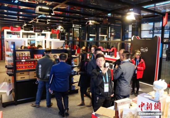 走進(jìn)&ldquo;互聯(lián)網(wǎng)之光&rdquo;博覽會，無人超市是本次展會最大的熱點，顧客可用二維碼進(jìn)入超市，實現(xiàn)全自動購物。