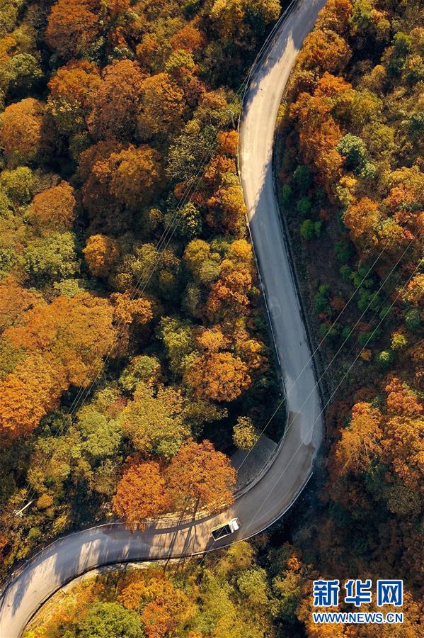 （新華全媒頭條&middot;新時代新氣象新作為&middot;圖文互動）（9）抬腳踏上水泥路，出門坐上公交車&mdash;&mdash;我國竭力破除農(nóng)村交通&ldquo;最后一公里&rdquo;瓶頸