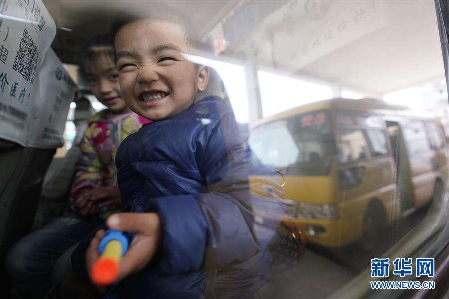 (圖文互動(dòng)·新華全媒頭條)(3)讓農(nóng)民致富奔小康的道路越走越寬廣——黨的十八大以來以習(xí)近平同志為核心的黨中央關(guān)心農(nóng)村公路發(fā)展紀(jì)實(shí)