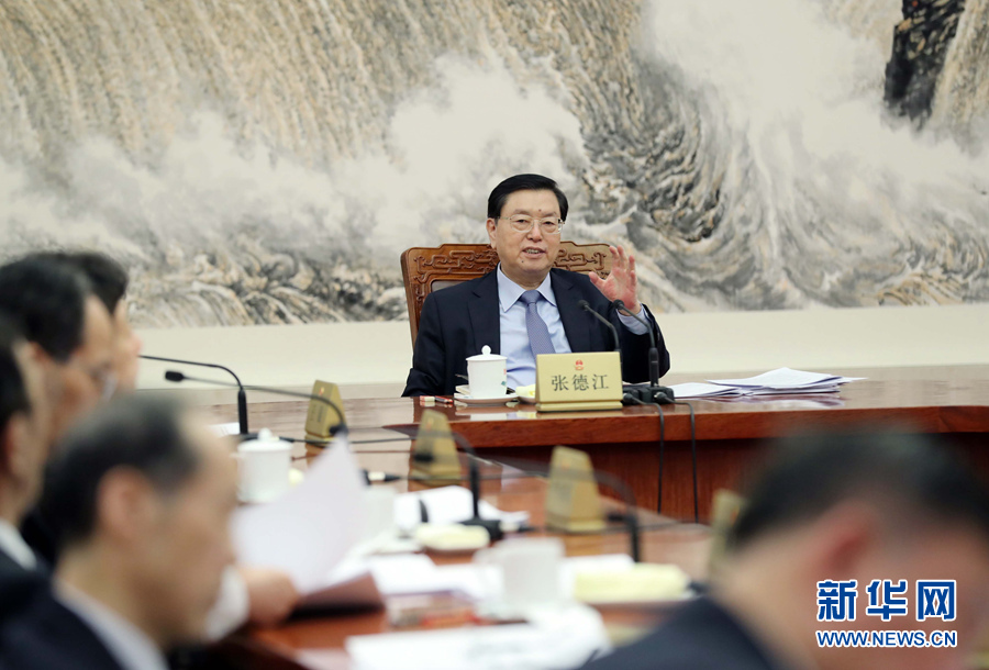 2月11日，十二屆全國人大常委會(huì)第一百一十一次委員長會(huì)議在北京人民大會(huì)堂舉行。會(huì)議決定，十二屆全國人大常委會(huì)第三十三次會(huì)議于2月23日至24日舉行。張德江委員長主持會(huì)議。新華社記者 劉衛(wèi)兵 攝