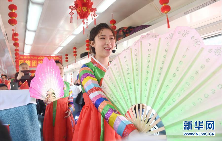 （新春走基層）（2）&ldquo;列車春晚&rdquo;歡樂回家路