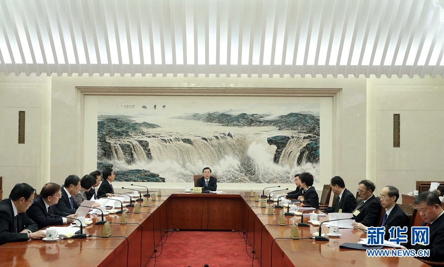 2月23日，十二屆全國人大常委會(huì)第一百一十三次委員長會(huì)議在北京人民大會(huì)堂舉行，張德江委員長主持。 新華社記者 劉衛(wèi)兵 攝