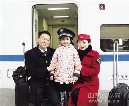 陳剛（左）、肖三英以及女兒陳昱彤的合照。經(jīng)濟(jì)日?qǐng)?bào)-中國(guó)經(jīng)濟(jì)網(wǎng)記者 王軼辰攝