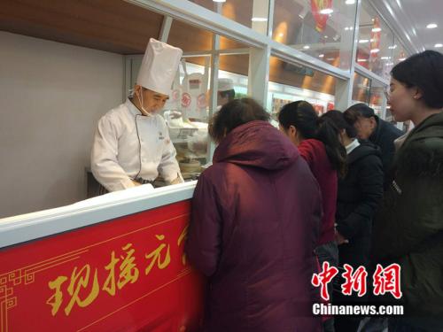 于伯軍的現(xiàn)場(chǎng)展示吸引了不少北京市民圍觀。<a target='_blank'  ><p  align=