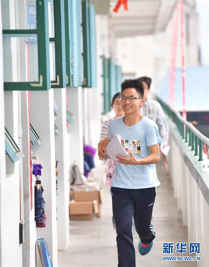 （社會(huì)）（4）苗山脫貧影像志&mdash;&mdash;高三學(xué)生的大學(xué)夢(mèng) 