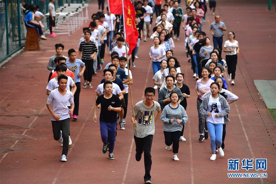 （社會(huì)）（10）苗山脫貧影像志&mdash;&mdash;高三學(xué)生的大學(xué)夢(mèng) 