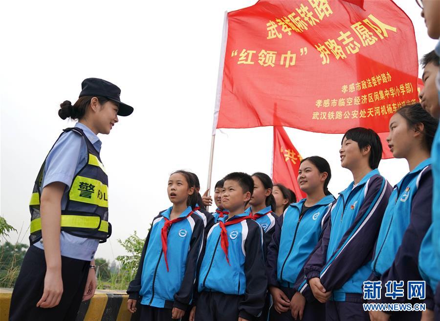 (社會(huì))(3)孩子們的“紅領(lǐng)巾護(hù)路志愿隊(duì)”