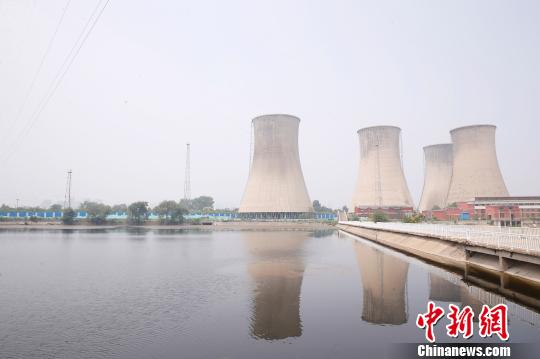 按照規(guī)劃，位于首鋼園區(qū)內(nèi)的滑雪大跳臺建成后將成為世界首例永久保留和使用的單板大跳臺場地。圖為單板大跳臺選址所在地?！№n海丹 攝