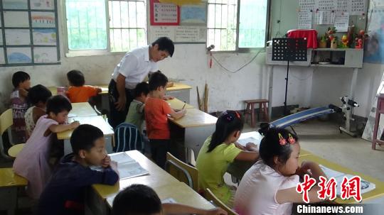 &ldquo;80后&rdquo;教師堅(jiān)守鄉(xiāng)村20年愿山里孩子有個(gè)快樂童年