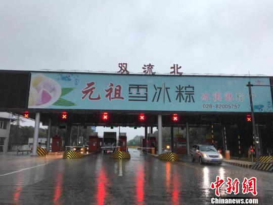 網(wǎng)傳車輛被淹的收費站現(xiàn)狀。　鐘欣 攝