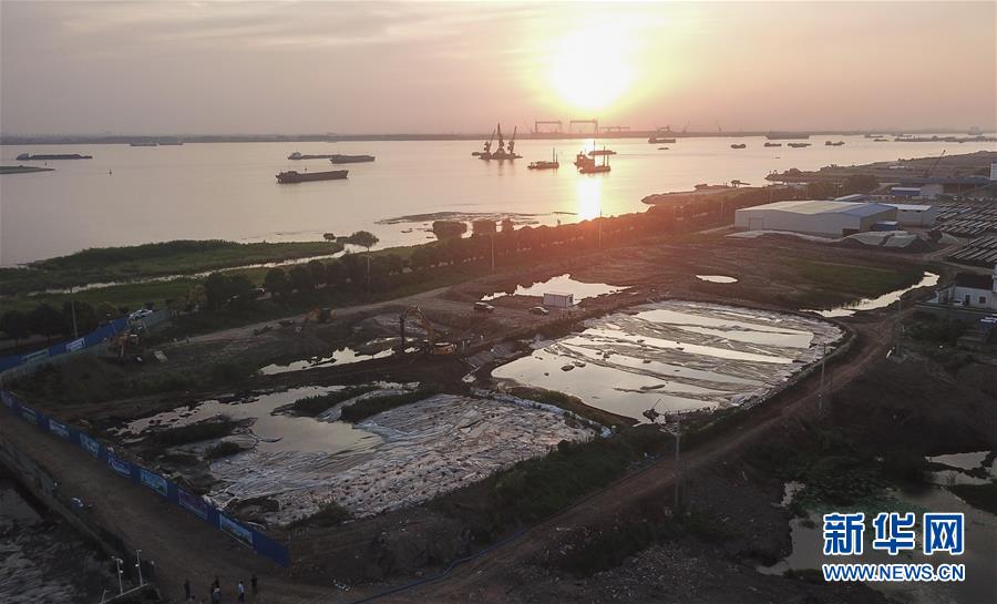 （新華視點&middot;圖文互動）（3）中央督察兩年有的絲毫未改，有的不減反增&mdash;&mdash;江蘇泰興數(shù)萬噸化工廢料和污泥堆放長江邊調(diào)查