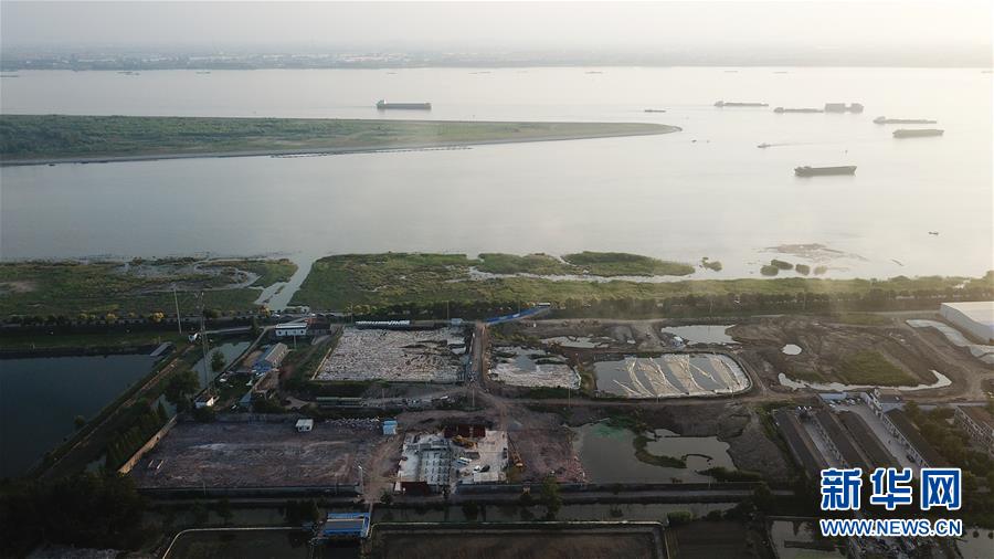 （新華視點&middot;圖文互動）（6）中央督察兩年有的絲毫未改，有的不減反增&mdash;&mdash;江蘇泰興數(shù)萬噸化工廢料和污泥堆放長江邊調(diào)查