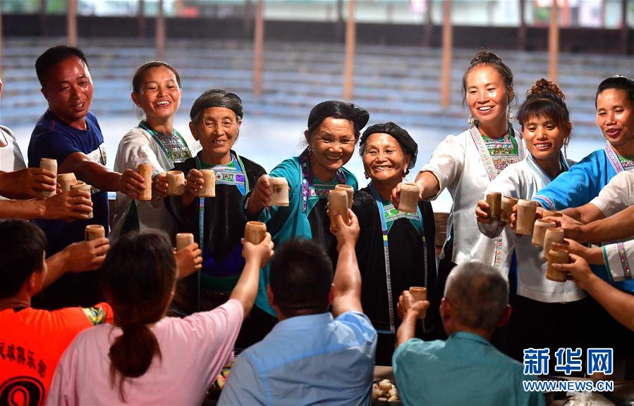 （社會(huì)）（1）苗山脫貧影像志&mdash;&mdash;把苗寨搬進(jìn)景區(qū) 讓貧困戶住進(jìn)城里