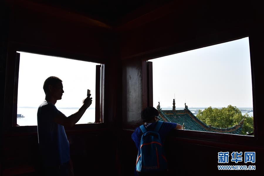 （大江奔流&mdash;&mdash;來(lái)自長(zhǎng)江經(jīng)濟(jì)帶的報(bào)道&middot;圖文互動(dòng)）（1）登岳陽(yáng)樓，又見&ldquo;浩浩湯湯&rdquo;