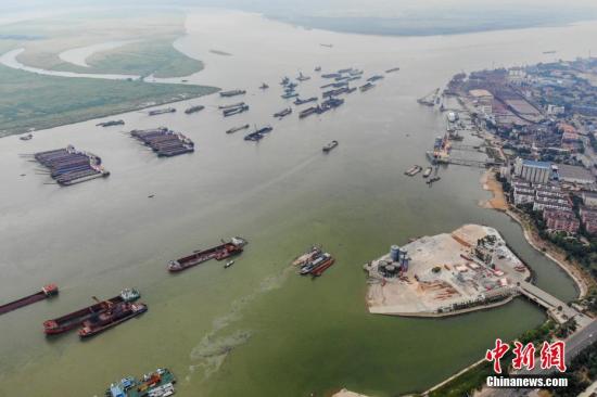8月1日，巨型的水泥儲罐被吊離碼頭，湖南岳陽城陵磯新港區(qū)天欣碼頭的整治已基本完成。今年5月，長江岸線湖南段開展港口碼頭&ldquo;關(guān)停并轉(zhuǎn)&rdquo;專項整治行動。截至目前，該行動已集中關(guān)停42個碼頭泊位，退出岸線7302米。楊華峰 攝