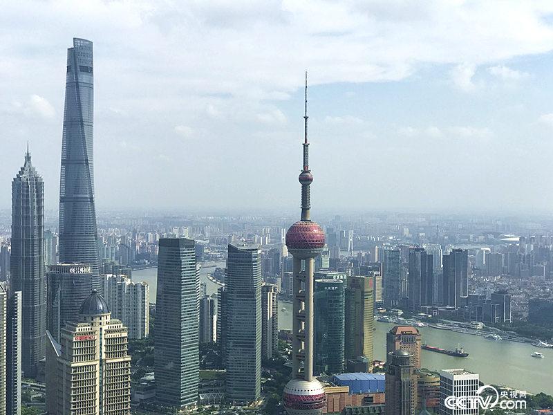 　　長三角更高質(zhì)量的一體化發(fā)展，將建成具有全球競爭力的世界級(jí)城市群。圖為上海陸家嘴（孔華/攝）