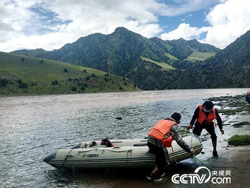 管護(hù)員久美扎西（右）和朋友正準(zhǔn)備將皮劃艇抬上岸。