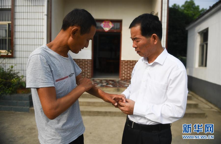 (新時代擔(dān)當(dāng)作為典型風(fēng)采·圖文互動)(3)李世貴:做群眾需要的“鐵肩膀”