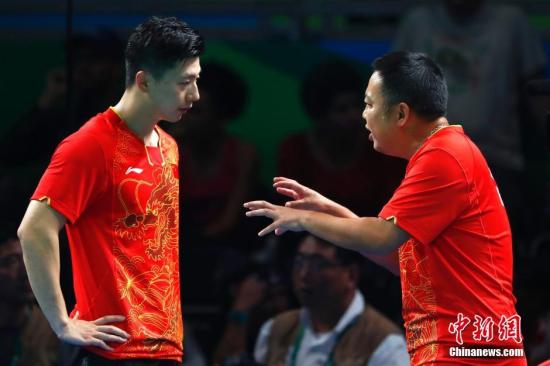 圖為教練劉國(guó)梁在場(chǎng)邊指導(dǎo)。<a target='_blank'  ><p  align=