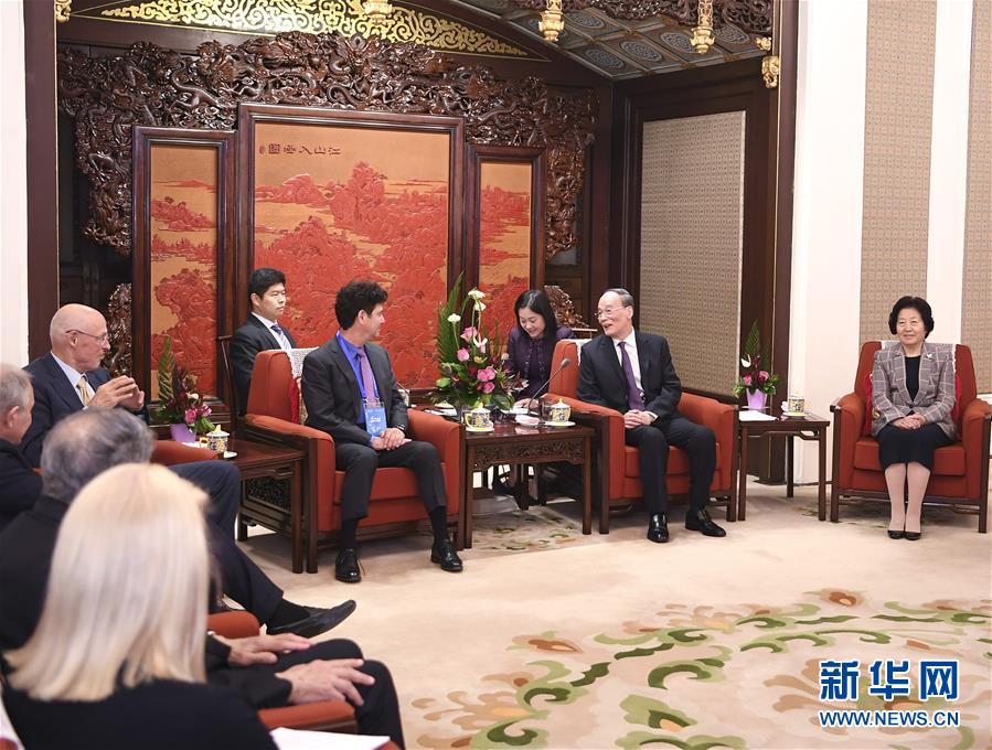 (時政)王岐山會見清華大學經(jīng)濟管理學院顧問委員會海外委員和中方企業(yè)家委員