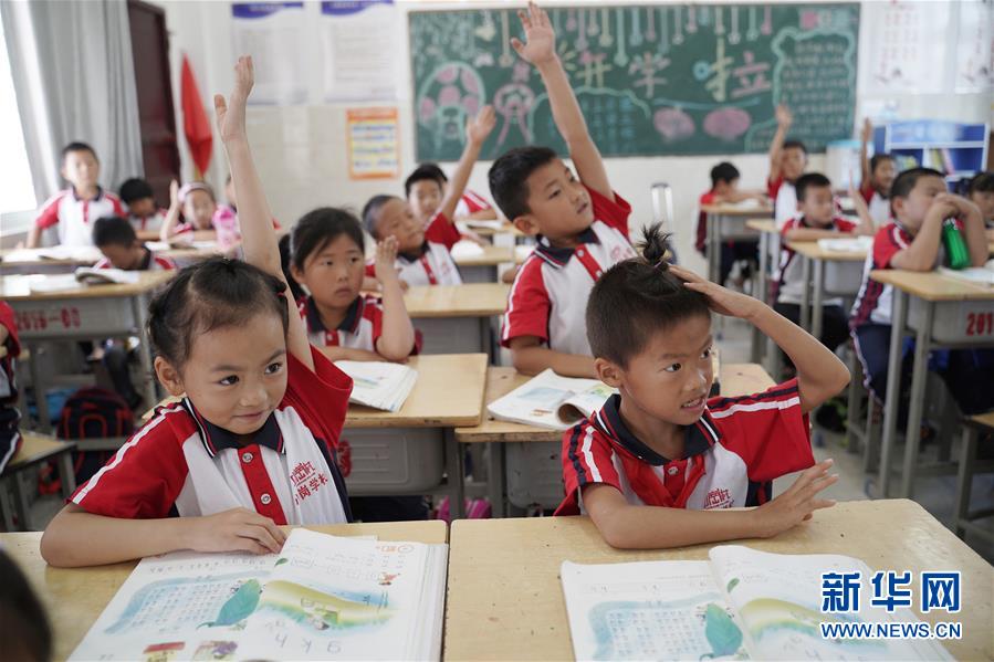 （新華全媒頭條&middot;壯闊東方潮　奮進(jìn)新時(shí)代&mdash;&mdash;慶祝改革開(kāi)放40年&middot;圖文互動(dòng)）（5）小崗，與時(shí)代同行&mdash;&mdash;&ldquo;中國(guó)農(nóng)村改革第一村&rdquo;40年變遷的改革啟示