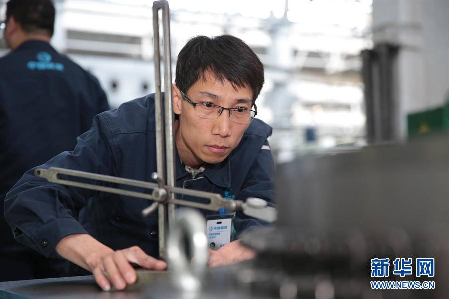 (圖文互動)(1)他用匠心守護飛機心臟——記中國航發(fā)沈陽黎明航空發(fā)動機有限責任公司一線工人洪家光