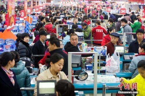 資料圖：民眾購買生活用品。張云 攝