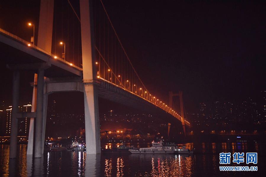 （重慶公交車墜江事故&middot;圖文互動）（4）夜幕降臨，重慶萬州公交客車墜江事故救援工作仍在進(jìn)行中