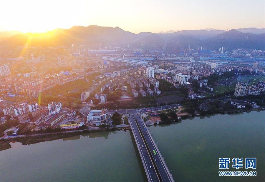 (在習(xí)近平新時(shí)代中國特色社會主義思想指引下·慶祝改革開放40周年·綠色發(fā)展·圖文互動)(1)烈火淬煉中的轉(zhuǎn)型之變——綠色發(fā)展之“火”的故事