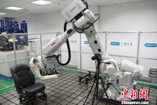 機(jī)器人測試桌椅?！”R育辛 攝