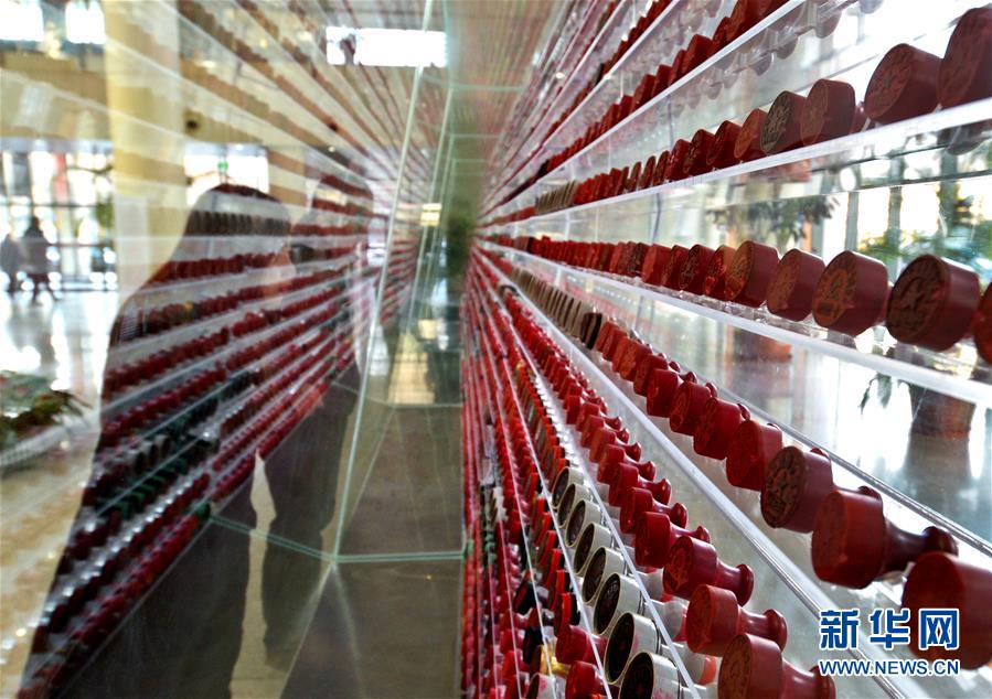 （新華全媒頭條&middot;改革開放40年變遷系列述評(píng)&middot;圖文互動(dòng)）（7）堅(jiān)強(qiáng)的保障&mdash;&mdash;改革開放40年變遷系列述評(píng)政治篇