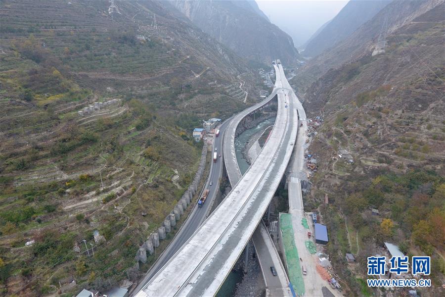 （新華全媒頭條&middot;壯闊歷程40年系列述評(píng)&middot;圖文互動(dòng)）（8）舉旗定向 康莊大道&mdash;&mdash;從改革開(kāi)放40年看中國(guó)自信