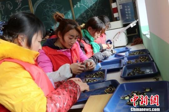 甘肅清水縣農(nóng)戶:昔日走南闖北苦今日家門口上班樂