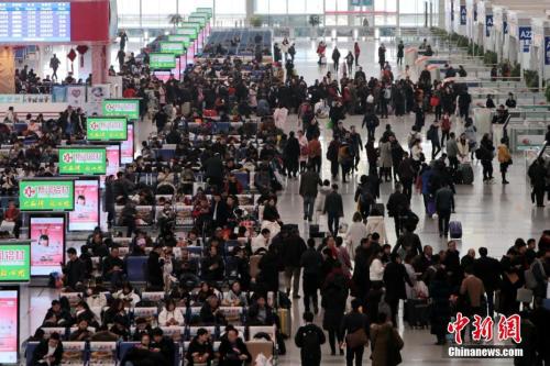 12月25日，西安北車站內(nèi)人頭攢動(dòng)。<a target='_blank' ><p  align=