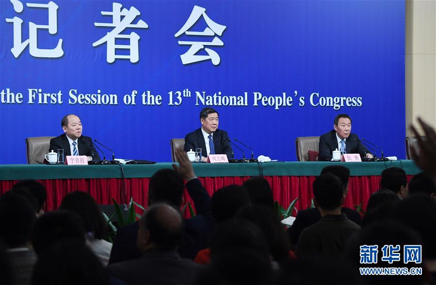 （兩會(huì)&middot;XHDW）（3）國(guó)家發(fā)改委主任何立峰等就&ldquo;創(chuàng)新和完善宏觀調(diào)控，推動(dòng)高質(zhì)量發(fā)展&rdquo;答記者問