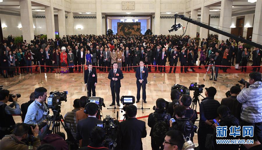 （兩會(huì)&middot;XHDW）（13）全國(guó)人大代表接受采訪