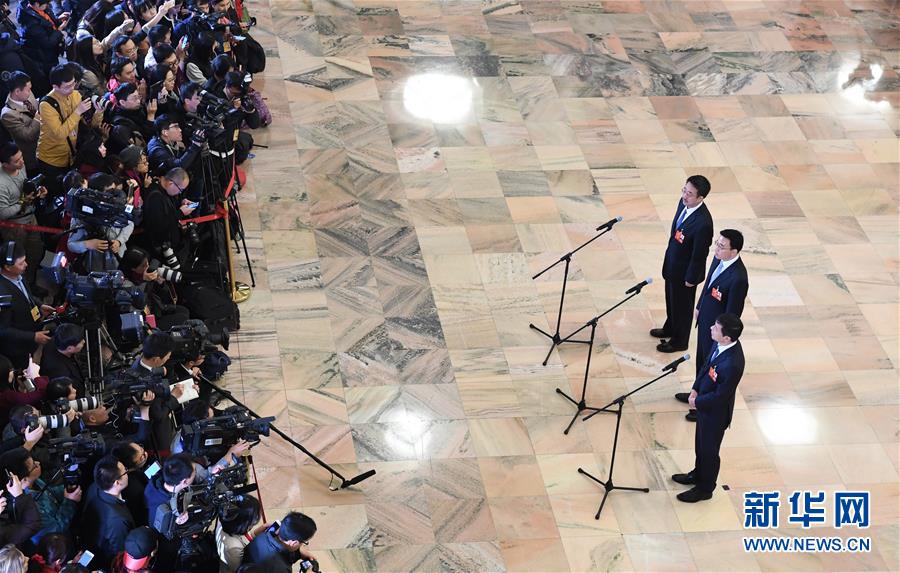 （兩會(huì)&middot;XHDW）（14）全國(guó)政協(xié)委員接受采訪