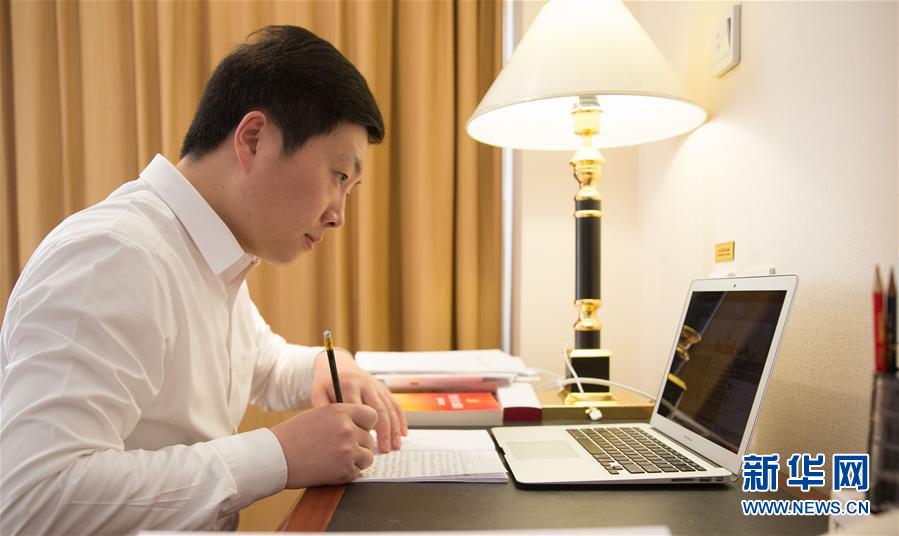 (兩會(huì)·基層代表履職故事)(2)全國(guó)人大代表?xiàng)铒w飛:讓農(nóng)民工有更好的職業(yè)上升通道