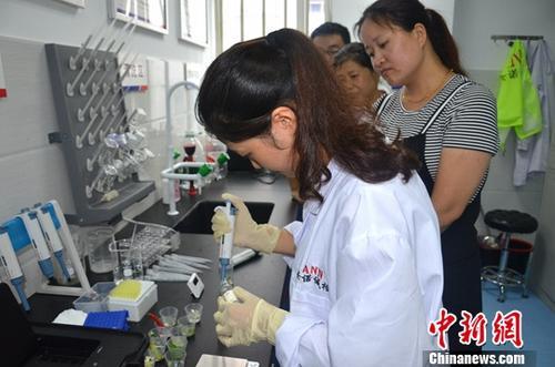 資料圖：工作人員根據(jù)消費(fèi)者要求現(xiàn)場(chǎng)檢驗(yàn)，共筑食品安全。<a target='_blank' ><p  align=