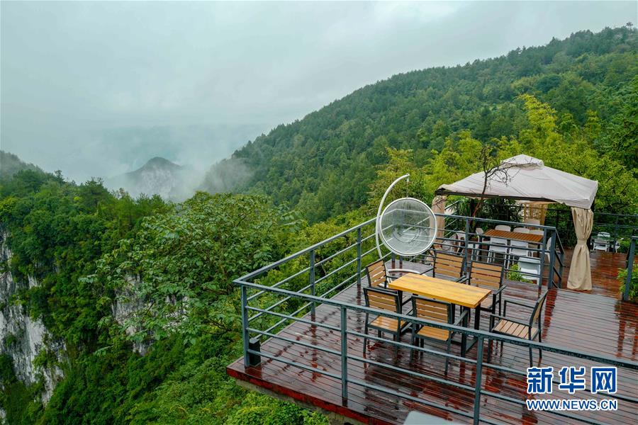 （在習近平新時代中國特色社會主義思想指引下&mdash;&mdash;新時代新作為新篇章&middot;鄉(xiāng)村振興戰(zhàn)略&middot;圖文互動）（2）掙脫&ldquo;富饒的貧困&rdquo;&mdash;&mdash;一個西部貧困區(qū)縣綠色發(fā)展之變 