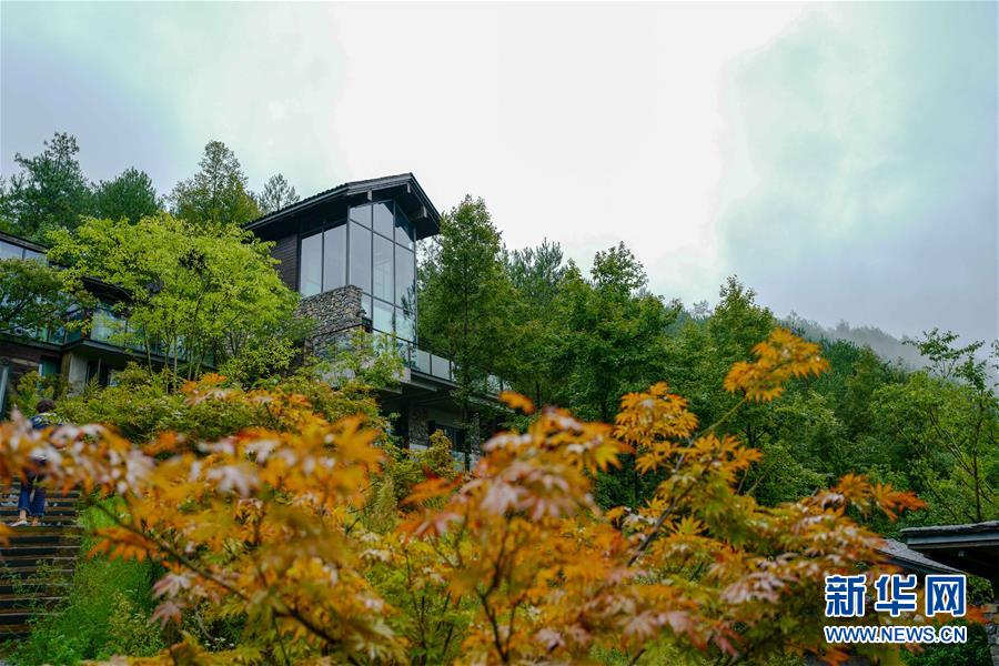 （在習近平新時代中國特色社會主義思想指引下&mdash;&mdash;新時代新作為新篇章&middot;鄉(xiāng)村振興戰(zhàn)略&middot;圖文互動）（1）掙脫&ldquo;富饒的貧困&rdquo;&mdash;&mdash;一個西部貧困區(qū)縣綠色發(fā)展之變 