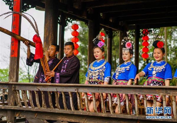 （在習近平新時代中國特色社會主義思想指引下&mdash;&mdash;新時代新作為新篇章&middot;鄉(xiāng)村振興戰(zhàn)略&middot;圖文互動）（5）掙脫&ldquo;富饒的貧困&rdquo;&mdash;&mdash;一個西部貧困區(qū)縣綠色發(fā)展之變 